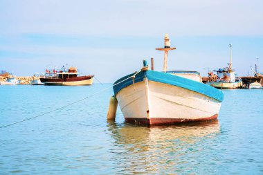 Akdeniz'in Sicilya Cefalu limanda tekne