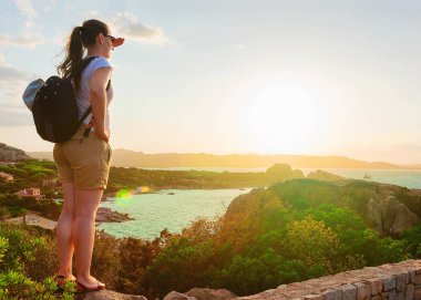 Güneş doğarken Costa Smeralda resort Akdeniz arayan kadın