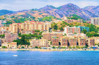 Cityscape Messina ve Akdeniz'in Sicilya