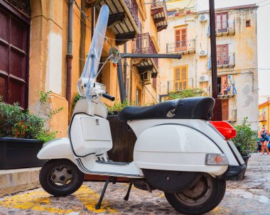 Scooter sokakta Cefalu eski kasaba Sicilya