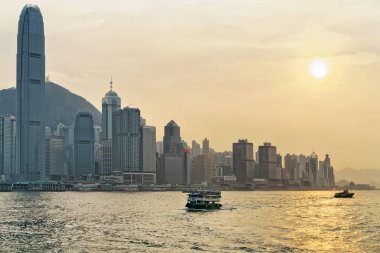 Victoria Harbor Hong Kong manzarası altın günbatımı Star Feribot