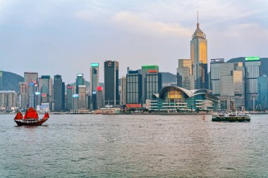 Hong Kong akşam Victoria Harbor önemsiz tekne