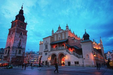 Krakow Polonya akşam Town Hall Tower ve bez salonunda