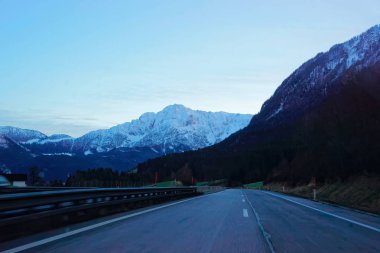 Akşam Avusturya, Alp dağları manzarasına sahip yol