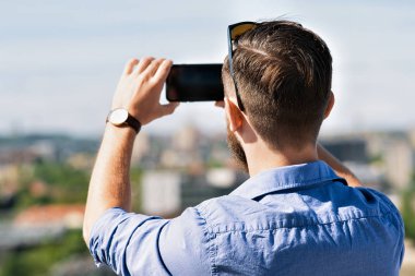 Beyaz delikanlı onun mobil Litvanya fotoğraf çekmek