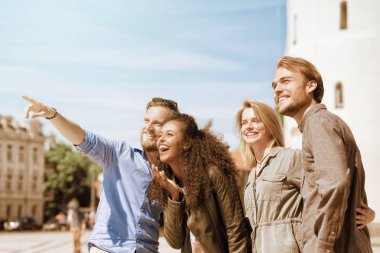 Genç arkadaş şehir sokak Lithuania işaretleme yön dostum