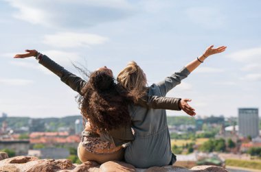 Eller ve zevk şehir manzarası Litvanya iki arkadaşlar dalga