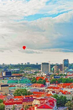 Vilnius finansal bölge sıcak hava balonları gökyüzünde