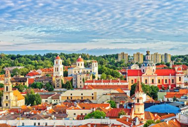 Vilnius kilise steeples Belediye Binası olan eski şehirde
