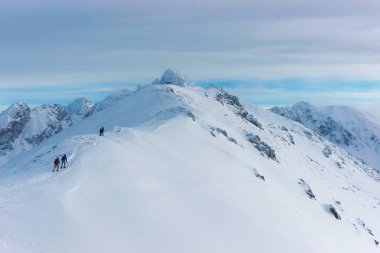 İnsanlar içinde Kasprowy Wierch Zakopane Tatras kışın tırmanma