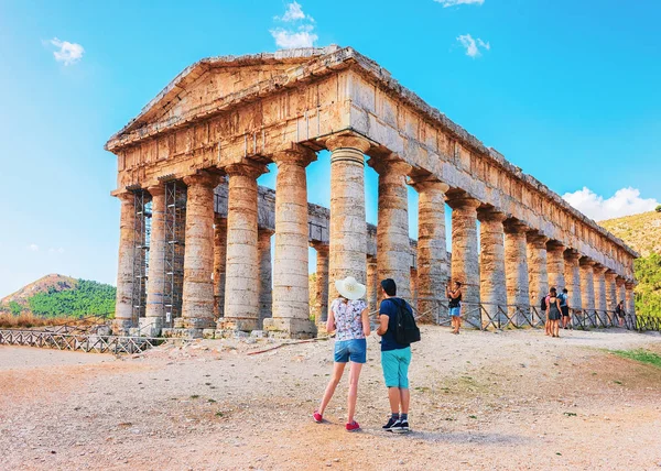 Parejas jóvenes en el templo de Doric en Segesta en Sicilia — Foto de Stock