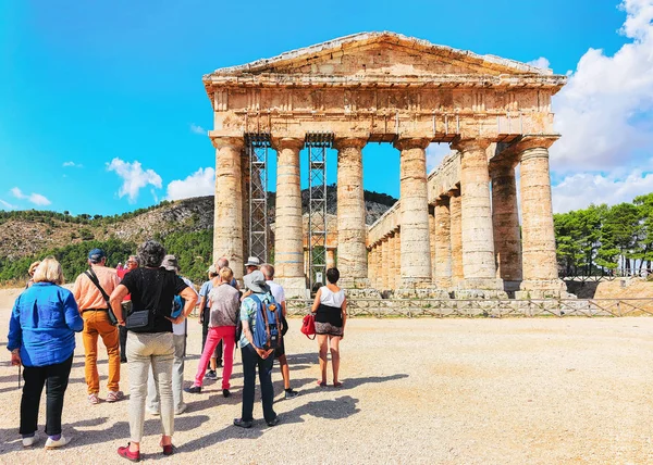 Turistas en el templo de Doric en Segesta en Sicilia — Foto de Stock