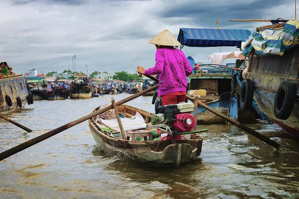 Kobieta arbuz sprzedaży przejdź do pływających rynku Mekong Can Tho — Zdjęcie stockowe