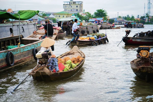 Kobieta sprzedadzą owoc o pływających rynku w Can Tho — Zdjęcie stockowe
