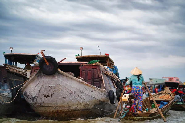 在浮动市场三角洲湄公河的妇女在船上可以寿 — 图库照片
