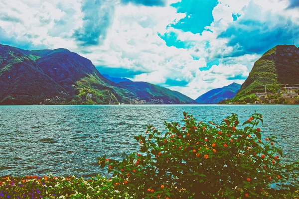 Trädgården park vid strandpromenaden i Lugano i Ticino Schweiz sommar — Stockfoto