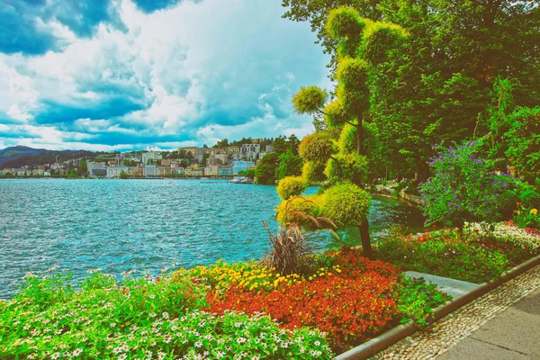 Jardín paseo marítimo en Lugano en Ticino en Suiza — Foto de Stock