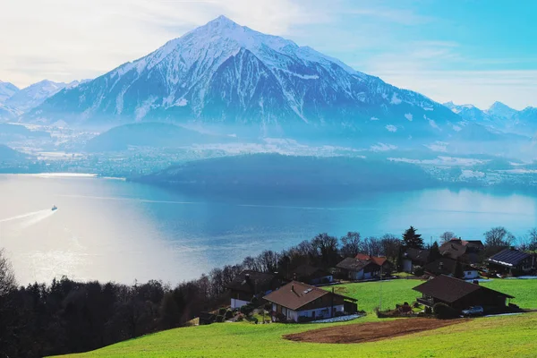 Sigrilwil Dorf in den Schweizer Alpen Berge und Thunersee — Stockfoto