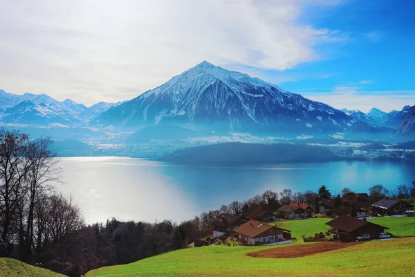 Sigrilwil wieś w Alpy Szwajcarskie góry i jeziora ur — Zdjęcie stockowe