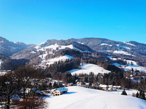 Piękny krajobraz regionu Gruyères w Szwajcarii zima — Zdjęcie stockowe
