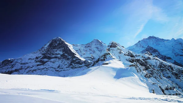 Jungfrau Eiger Monch bergstoppar vinter schweiziska Alperna — Stockfoto