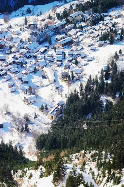 Vista aérea para a aldeia de Wengen em Bernese Oberland — Fotografia de Stock