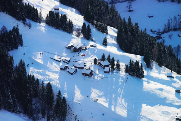 Vista aérea de helicóptero voador e pequena aldeia Bernese Oberland — Fotografia de Stock