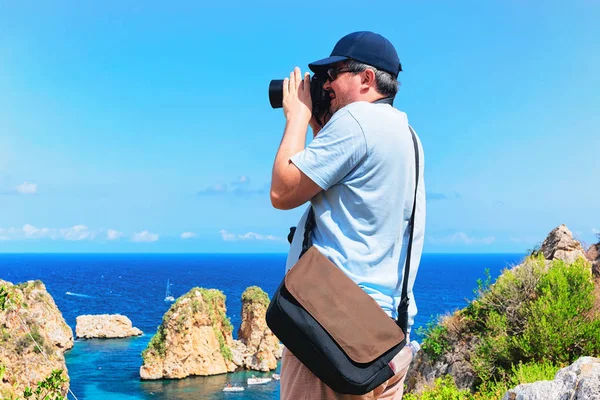 Человек с камерой фотографирует Скопелло Сицилия — стоковое фото