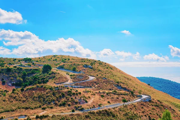 Landschap en weg in Segesta op Sicilië — Stockfoto