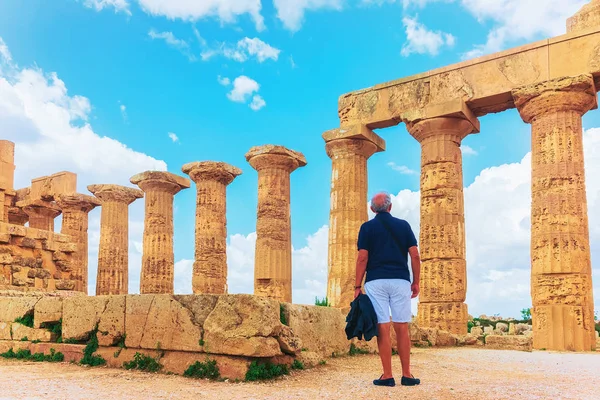 Hombre en el templo dórico de Hera en Selinunte en Sicilia — Foto de Stock