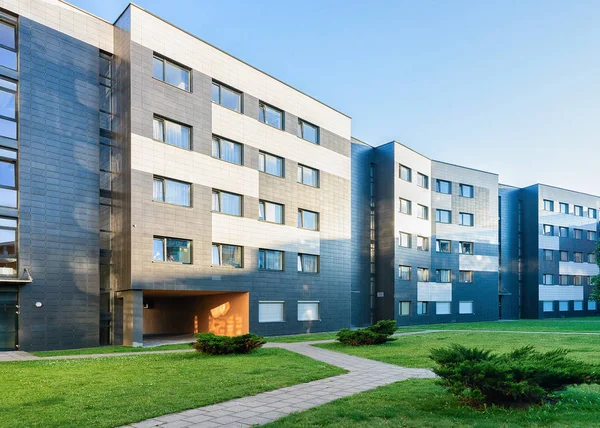 Sendero en nuevos edificios de apartamentos con instalaciones al aire libre Vilnius — Foto de Stock