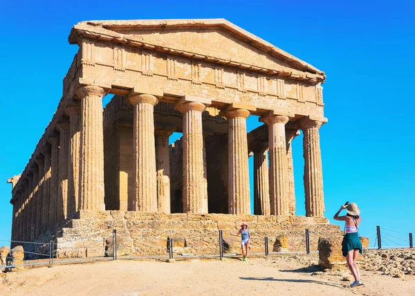 Mujer tomando fotos del Templo de Concordia en Agrigento Sicilia — Foto de Stock