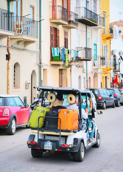 Carro de golf con maletas Cefalu casco antiguo Sicilia — Foto de Stock