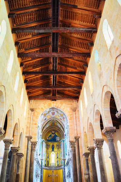 Innenraum der Kathedrale in cefalu sizilien — Stockfoto