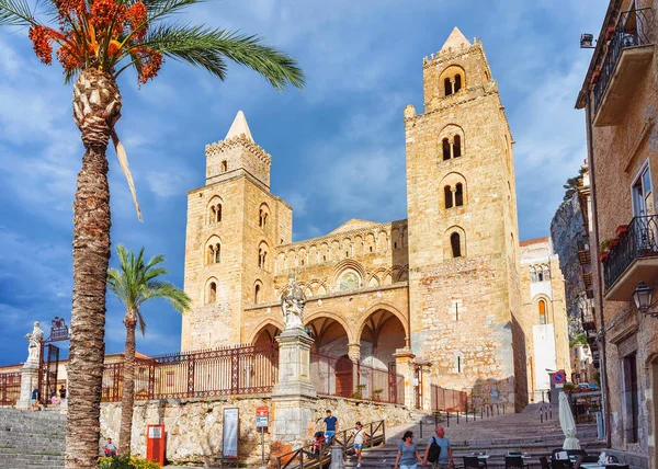 Cathédrale de Cefalu dans la vieille ville de Sicile — Photo