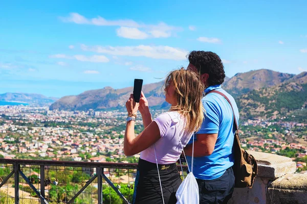 Personer som tar foton stadsbild och landskap Palermo Sicilien — Stockfoto