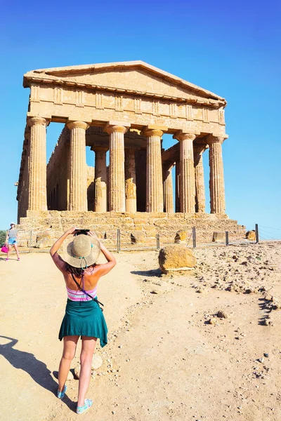 Mujer tomando fotos del Templo de Concordia en Agrigento Sicilia — Foto de Stock
