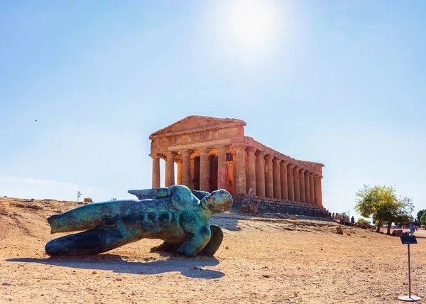 Estatua de Ícaro en el Templo de Concordia en Agrigento Sicilia — Foto de Stock