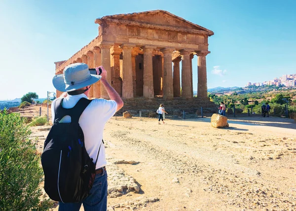Hombre tomando fotos del Templo de Concordia en Agrigento Sicilia — Foto de Stock