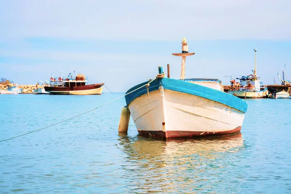 Лодка в порту Кефалу в Средиземном море Сицилия — стоковое фото