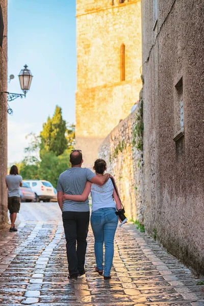 浪漫情侣在埃里塞西西里岛的街道上 — 图库照片