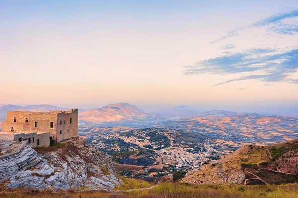 Antiguo castillo en ruinas y paisajes en Erice Sicilia puesta de sol — Foto de Stock
