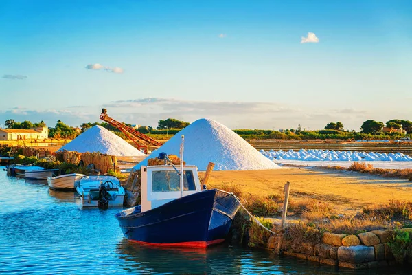 Velero y parada en el estanque de evaporación de sal Marsala Sicilia —  Fotos de Stock