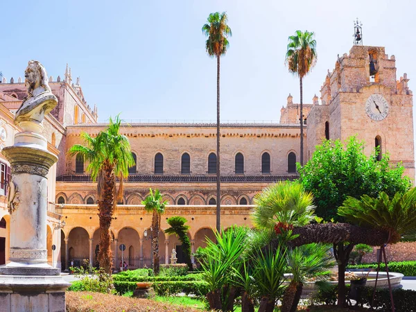 Gatuvy med Monreale Cathedral Sicilien — Stockfoto