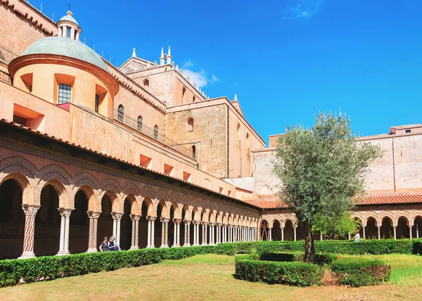Jardín en la Catedral de Monreale de Sicilia — Foto de Stock
