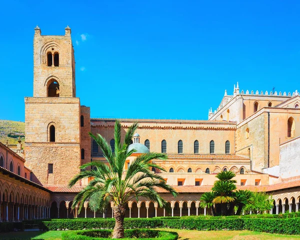 Jardín en la Catedral de Monreale Palermo Sicilia — Foto de Stock
