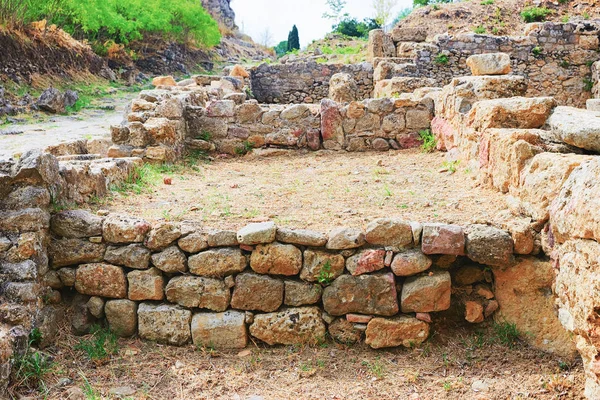 Oude muren van de huizen in Nevis oude stad archeologische site — Stockfoto
