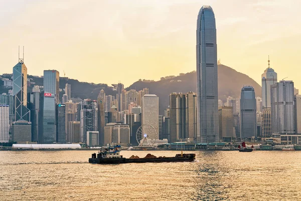 香港金色日落干货船及维多利亚港 — 图库照片