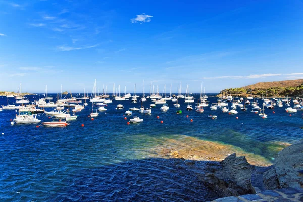 Barcos a motor en Cadaques pueblo en la bahía del Mar Mediterráneo verano — Foto de Stock