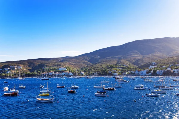 Barcos em Cadaques aldeia na baía no Mar Mediterrâneo verão — Fotografia de Stock